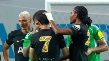 En su último partido con los Hotspur, compañeros y rivales le dejaron aguados los ojos al surcoreano que se va para la MLS.