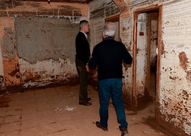 Los Reyes han recorrido las zonas afectadas por la DANA en Utiel, junto al alcalde de la localidad Ricardo Gabaldón, para ver los avances en la recuperación de sus calles, comercios y hogares.
