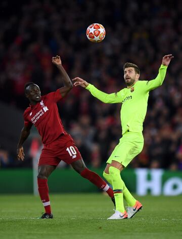 Sadio Mané y Gerard Piqué.