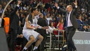 ALEGRÍA. Pablo Laso y Gustavo Ayón celebran el pase a la Final Four. Será la tercera para el técnico y la primera para el mexicano.