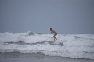 El Jugador del Real Madrid ha publicado fotos en sus redes sociales practicando Surf 