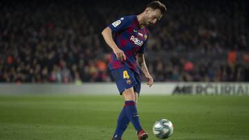 Ivan Rakitic controla un bal&oacute;n durante el partido de la Liga Santander entre el Barcelona y el Mallorca en el Camp Nou.