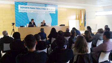 isidoro Hornillos (izquierda), con Sergio V&aacute;zquez, en la presentaci&oacute;n de su balance en la Federaci&oacute;n Gallega de Atletismo.