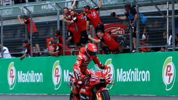 Marc M¨¢rquez entrando victorioso en la meta de Tailandia.