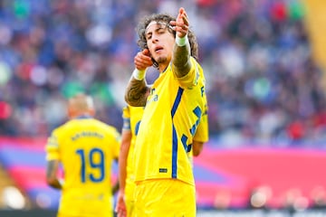 El portugués del equipo amarillo hizo un gol ante el Barcelona que demostró como se puede romper la línea de fuera de juego azulgrana y rematar con clase para sorprender a Iñaki Peña. 