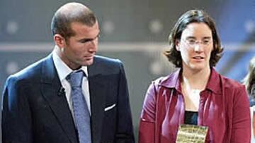 <b>LA MEJOR</b>. La alemana Birgit Prinz, en la foto con Zidane, es la mejor futbolista de 2003.