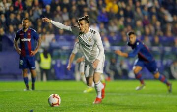 Giving the eyes | Gareth Bale slots home the second.