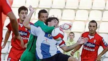 <b>SIN SANCIÓN. </b>Roberto obstaculiza a Tote, pero la acción, dentro del área, quedó sin ser castigada.