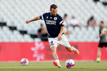  El campeón del mundo en 2010 y campeón de Europa en 2012 se encuentra defendiendo los colores del Melbourne Victory Football Club de la A-League Men, la máxima categoría masculina de fútbol del sistema de ligas de Australia.