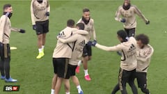 James víctima de doble caño: Vacilado en el rondo por todos