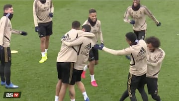 James Vacilado por sus compañeros