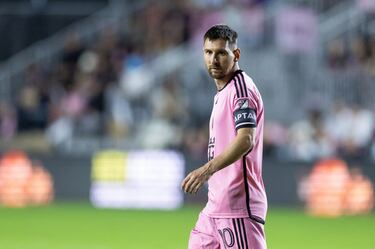 
La historia de Leo Messi siempre se ha contado sola. Cada partido, regate y gol estiraba una leyenda que no necesitaba nada más para ser recordada. El Mundial de Qatar solo fue el colofón. A su traumática salida de Barcelona se unió el periplo en el PSG, meses donde solo encontró paz en Argentina. Tras alzarse con la Copa del Mundo tomó la decisión de disfrutar del fútbol en Miami, al que se fueron uniendo Busquets, Jordi Alba y Luis Suárez.
