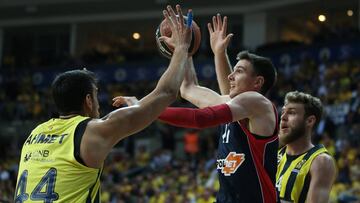 ERD06. ESTAMBUL (TURQUÍA), 18/04/2018.- El jugador del Baskonia Vincent Poirier (c) lucha por el balón con Nicolo Melli (d) y Ahmet Duveroglu (i), del Fenerbahce, durante el partido de Euroliga entre el Fenerbahce Dogus y Baskonia Vitoria Ga