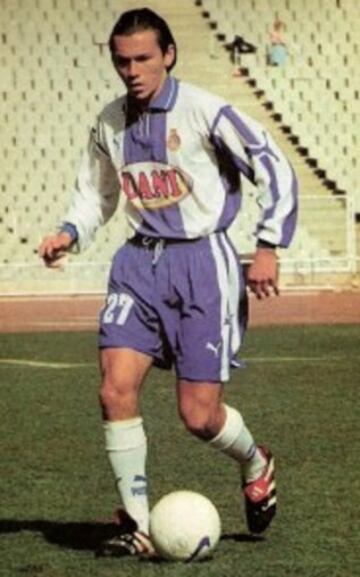 Fue una de las figuras de Chile en el Sudamericano 1999, donde se le apodó el 'Redondo chileno'. Lo compró Espanyol, pero nunca jugó. Fue prestado a Murcia. Volvió a Unión Española en 2002.