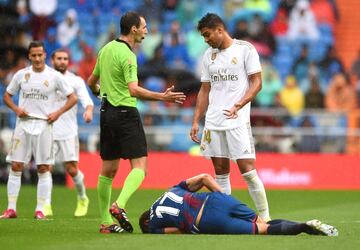 Nikola Vukcevic se duele en el suelo tras una dura entrada de Casemiro por la que vio la tarjeta amarilla. 