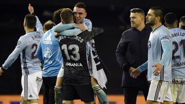 Iago Aspas y Rub&eacute;n Blanco se abrazan a la conclusi&oacute;n del partido entre el Celta y el Sevilla.