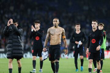 Raphinha, con la camiseta en la mano, tras terminar el partido en Anoeta.