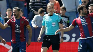 Fernández Borbalán en el partido entre el Levante y Las Palmas.