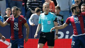 Fern&aacute;ndez Borbal&aacute;n en el partido entre el Levante y Las Palmas. 