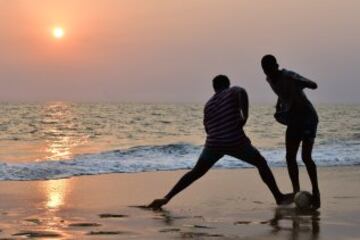 F¨²tbol en las playas de Libreville capital de Gab¨®n