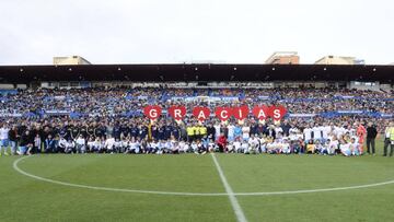 Los Veteranos del Real Zaragoza y el Real Madrid dan las gracias al público asistente antes del partido.