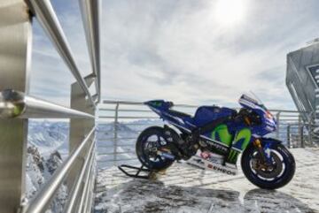 Sesi¨®n de fotos de la Yamaha YZR-M1s de Jorge Lorenzo y Valentino Rossi en Punta Helbronner con el Mont Blanc (4,810 m) de fondo.