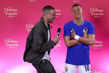 Kylian Mbappé presenta su figura con la equipación de Les Bleus que será llevada al museo Madame Tussauds en Berlín.