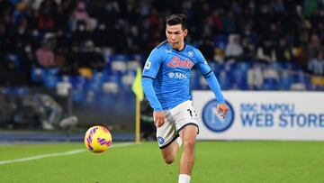 Hirving Lozano durante un partido con el Napoli