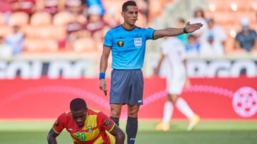 El árbitro estadounidense Armando Villarreal fue criticado debido a su arbitraje en el duelo en el que Qatar goleó a Granada. Estas son las polémicas que hubo.