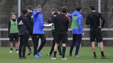 Imanol Alguacil, dirigiendo una sesi&oacute;n con la Real Sociedad.