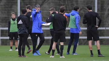 Imanol Alguacil, dirigiendo una sesi&oacute;n con la Real Sociedad.