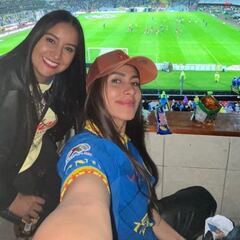 Jugadora de Pumas es captada apoyando al América en el Clásico de México