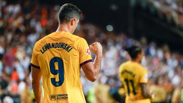 VALENCIA, 17/08/2024.- El delantero del FC Barcelona Robert Lewandowski celebra la victoria tras el partido de LaLiga que Valencia CF y FC Barcelona disputaron este sábado en el estadio de Mestalla, en Valencia. EFE/Biel Aliño