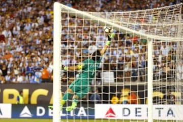 Tras 120 minutos infartantes, la Roja se quedó con el título tras superar por penales a la Albiceleste. Bravo fue el héroe chileno y Messi el villano argentino.