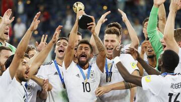 Kerem Demirbay levanta el trofeo de la Copa Confederaciones junto a sus compa&ntilde;eros de selecci&oacute;n alemana.