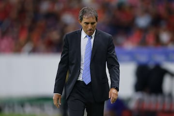 AME9568. GUADALAJARA (MÉXICO), 13/09/2024.- Guillermo Almada entrenador de Pachuca asiste este viernes, en un partido de la jornada 3 del Torneo Apertura 2024 de la liga del fútbol mexicano entre Atlas y Pachuca en el Estadio Jalisco en Guadalajara (México). EFE/ Francisco Guasco
