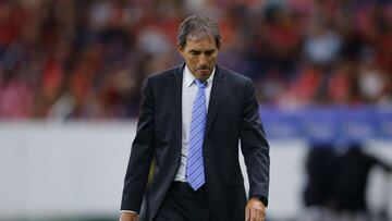 AME9568. GUADALAJARA (MÉXICO), 13/09/2024.- Guillermo Almada entrenador de Pachuca asiste este viernes, en un partido de la jornada 3 del Torneo Apertura 2024 de la liga del fútbol mexicano entre Atlas y Pachuca en el Estadio Jalisco en Guadalajara (México). EFE/ Francisco Guasco