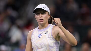 La tenista polaca Iga Swiatek celebra un punto durante su partido ante Emma Raducanu en el BNP Paribas Open, el Masters 1.000 de Indian Wells.