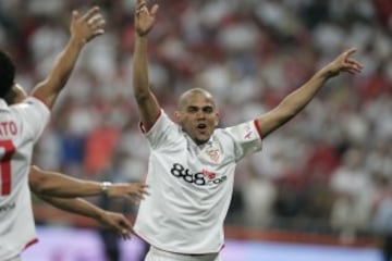 Alves celebra al final del partido. El Sevilla ganó la Copa al Getafe en el Santiago Bernabéu.