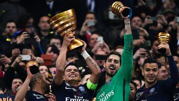 Thiago Silva levantando el t&iacute;tulo de campeones de la Copa de la Liga de Francia.