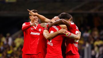 MEX00. CIUDAD DE MÉXICO (MÉXICO), 22/10/2022.- Jugadores de Toluca celebran una anotación ante América hoy, durante un partido de vuelta de las semifinales del Torneo Apertura del fútbol mexicano realizado en el Estadio Azteca de la Ciudad de México (México). EFE/José Méndez