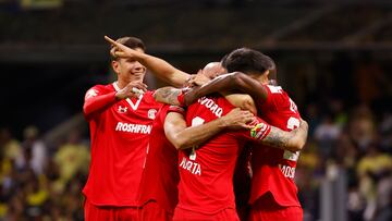 MEX00. CIUDAD DE MÉXICO (MÉXICO), 22/10/2022.- Jugadores de Toluca celebran una anotación ante América hoy, durante un partido de vuelta de las semifinales del Torneo Apertura del fútbol mexicano realizado en el Estadio Azteca de la Ciudad de México (México). EFE/José Méndez
