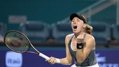 La tenista rusa Ekaterina Alexandrova celebra su victoria ante Jessica Pegula en los cuartos de final del Miami Open.