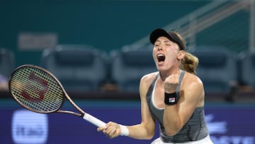 La tenista rusa Ekaterina Alexandrova celebra su victoria ante Jessica Pegula en los cuartos de final del Miami Open.