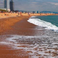 Rescatan con vida a una mujer en Barcelona tras 6 horas desaparecida en el mar