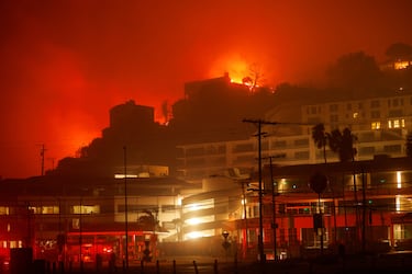 Un edificio arde durante el incendio de Palisades en el barrio de Pacific Palisades en el oeste de Los Ángeles.