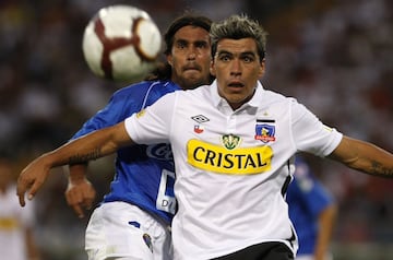 Esteban Paredes cumple 37 años de edad. En su carrera profesional ha jugado en Santiago Morning, Puerto Montt, Pachuca Junior de México, Cobreloa, Colo Colo, Atlante y Querétaro de Mexico. En la selección chilena participa regularmente desde 2006.