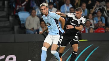 Óscar Mingueza golpea el balón durante el partido entre el Celta y el PAOK en la Europa League.