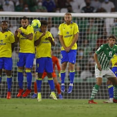 Aprobados y suspensos del Cádiz: Negredo, de penalti, da otro punto