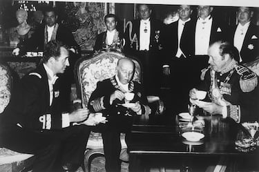 Alfredo Stroessner came to power in Paraguay and established one of the longest-lasting dictatorships in Latin America. His regime was marked by systematic repression, military control and the persecution of opponents. For decades, Paraguay lived under a state of surveillance and censorship.

In the photograph, during a visit to Spain, he meets with Francisco Franco, Spain’s head of state, and Prince Juan Carlos.